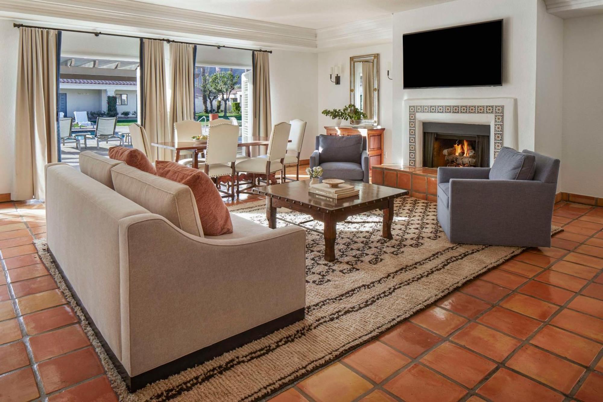 Resort&club, Curio Collection 5*